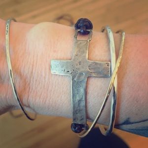 Metal cross bracelet with pearl clasp
